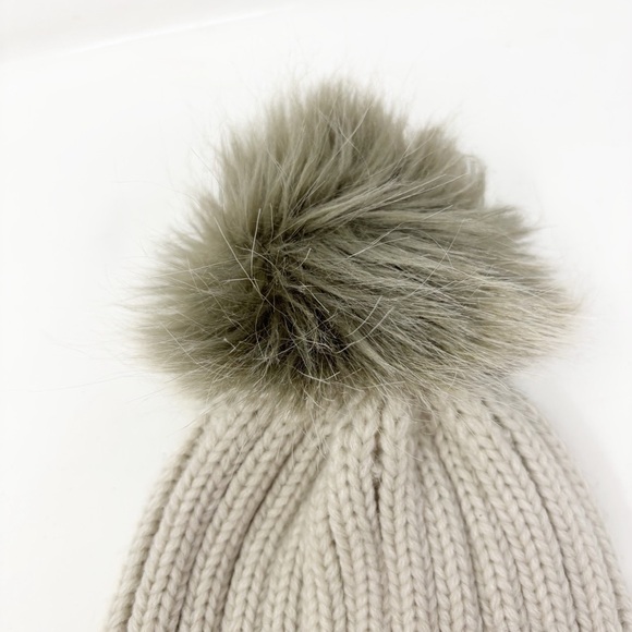 UNDER ARMOUR Women’s Beige Gray Pom Pom Beanie Logo Ribbed Knit Faux Fur OS - Picture 3 of 7